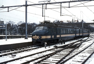 besneeuwde Amsterdamse CS de NS 1208 tegen 08-02-1969