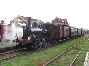 Locomotief 7853 van de Museum Buurtspoorweg staat met de laatste 