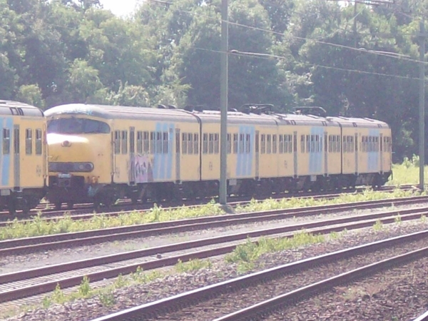 Twee treinstellen Mat'64 Plan T, staan op het Weerter rangeerterr