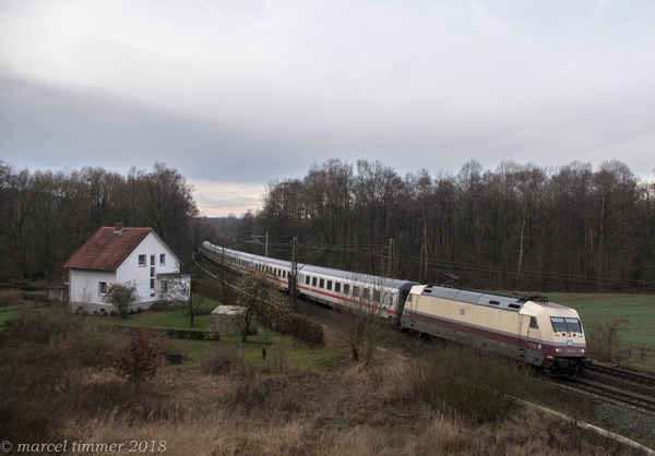 DB 101-112 in een Rheingold-outfit passeert op 27-12-2018 het buu