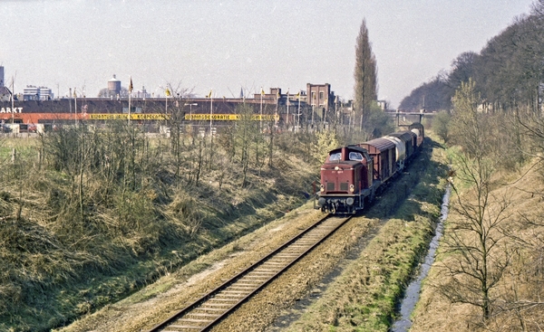 DB 211 093 richting Gronau. Enschede maart 1979. Op 27 mei 1979 w