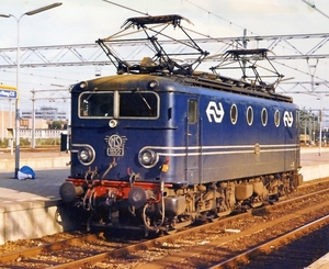 De 1152 (met de kortere deur-raampjes) te CS