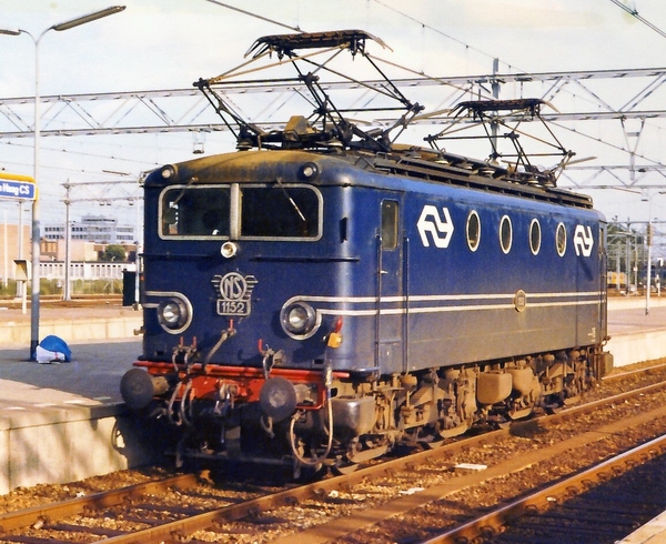 De 1152 (met de kortere deur-raampjes) te CS