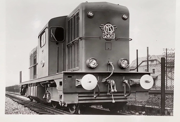 2401 Opleverings statieportretten van de toen lichtblauwe 2401 wa