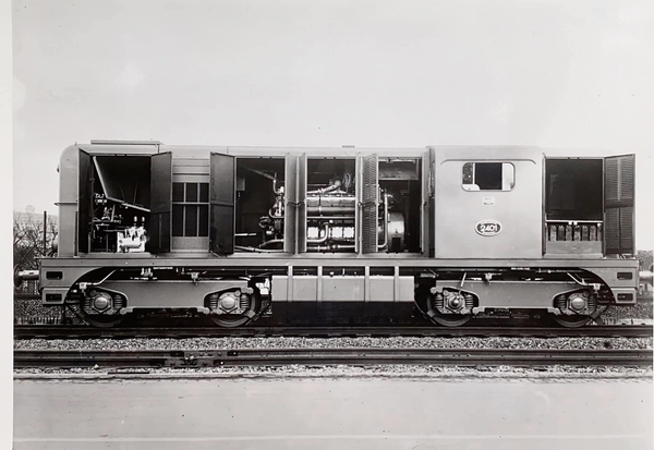 2401 Opleverings statieportretten van de toen lichtblauwe 2401 wa