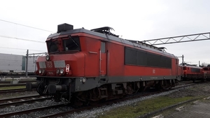 DBC 1616 staat bij de andere 1600 locs op de Waalhaven