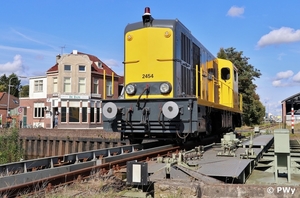 De fraaie 2454 van de 'crew 2454' (BSH) op de draaiburg in Veenda