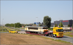 De kaalgeplukte NSR 1776 onderweg naar HKS Metals op de bloedhete