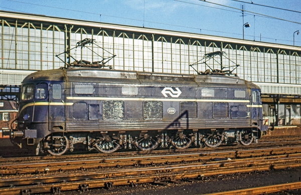 NS 1007 Hengelo eind 1973 in de laagstaande warme middagzon