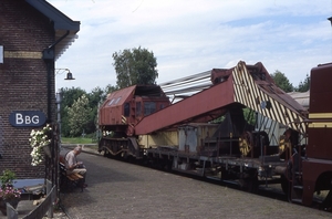 Ook oud NS. De ongevallenkraan van de VSM aan het perron in Beekb