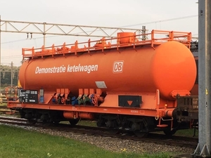 Zo’n wagon zie je niet vaak. Op het Waalhaven emplacement.