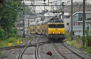 DDM1 met NS 1858 vertrekt uit Delft als trein 5130 Dordrecht-Den 