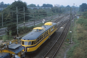 De nog gele NS kameel bij Lunetten, gesleept door de 1734. 07-09-