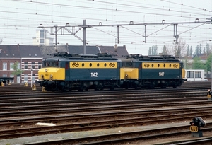 Elok 1142 en 1147 staan in Venlo plat te wachten op een nieuwe in