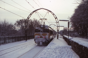 Geen last van de sneeuw. NSR 1712 vertrekt met DDAR uit Hilversum