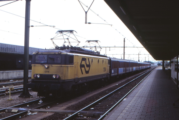 Loc 1314 staat klaar met een slooptransport Plan E rijtuigen te D