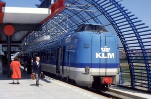 Nog een keer Schiphollijn,nu de 4011 in KLM kleuren langs het per