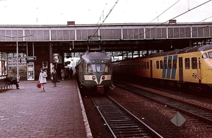 NS Leiden. Mat'46 221 + 2e stel te Leiden. Dit station was van 19