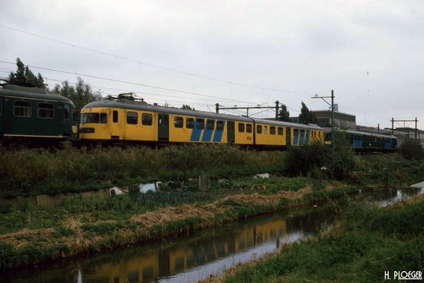 NS Mat 46 295+273 te Delft station. 02-10-1983-2