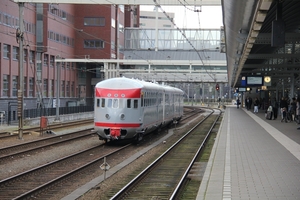 Oer- diesel III 27 wordt vervoerd naar de spoorparade (175 jaar s