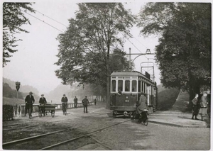 Raamweg, hoek Waalsdorperweg. Met de blauwe tram