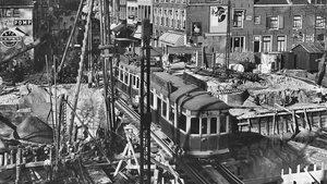 Vernieuwen Grote Houtbrug (tram gaat gewoon door) Haarlem 1930.