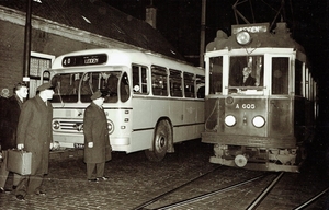 Donderdagavond 9 november 1961. Een van de laatste Blauwe Trams (