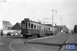 Grote Boedapester B406 met A405 in de eindlus te Scheveningen Har