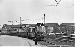 Oegstgeest toen en nu De A 616-615 + B12 nadert de halte Buitenlu