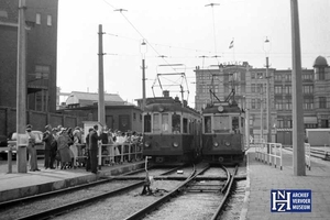 Scheveningen. Op dienst S rijdt het stel A503 met bijwagen B504. 