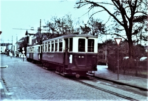 Ter hoogte van de Raadhuislaan in Voorschoten rijdt circa 1960 ee