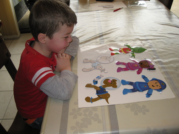 14) Ruben bij zijn knutselwerk