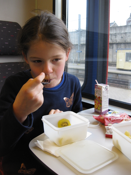 24) Jana eet kiwi op de trein naar Eppegem