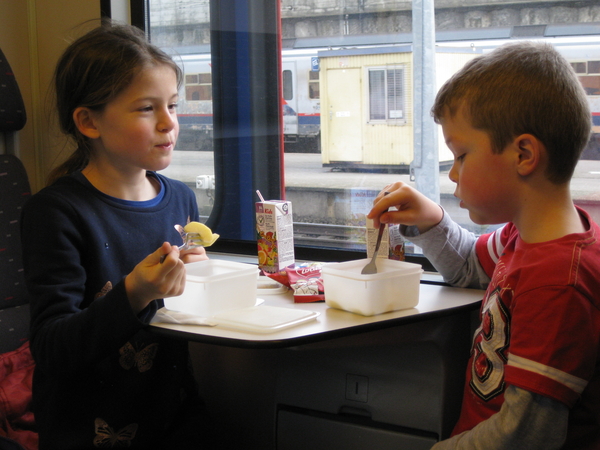 26) Jana krijgt ook appel