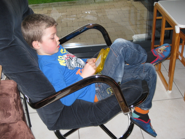 35) Ruben aan het tekenen