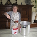 56) Jana schept tomatenpulp in de snelkookpan