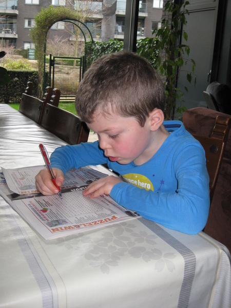 92) Ruben aan 't werk met de woordzoeker