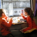 94) Kindjes eten fruit op de trein naar huis