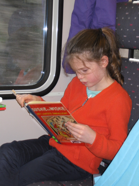 98) Jana met haar lectuur