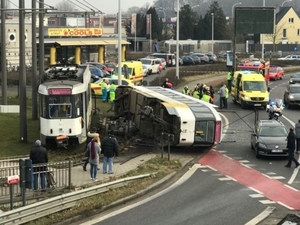 Tram ontspoort en kantelt aan rotonde Wommelgem