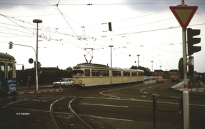 De twaalf-assige gelede tram nr. 1021 van de Rhein Haardt Bahn op