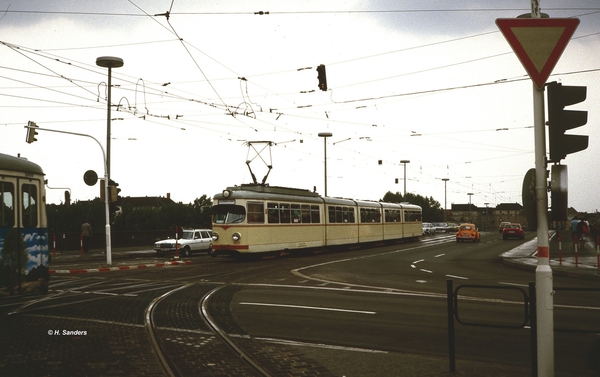 De twaalf-assige gelede tram nr. 1021 van de Rhein Haardt Bahn op
