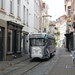In de smalle binnenstad van Antwerpen. De Lijn 7043 op lijn 11 in