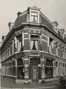 1950 Renbaanstraat 93; links de Maaswijkstraat.
