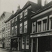 Assendelftstraat 20-28. garage van Vroom & Dreesmann