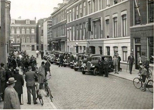 Barentszstraat met Citax-auto's, naar de Hugo de Grootstraat