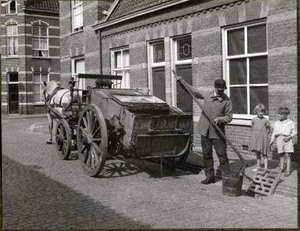 Hondiusstraat, leegscheppen van een afvoerput 1915