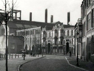 Kleine Veenkade, gezien van het Koningin Emmaplein 1951