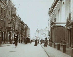 Noordeinde hoek Molenstraat, met rechts de Waalse Kerk 1908