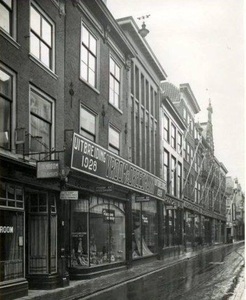 Vroom en Dreesmann gezien naar de Voldersgracht 1928